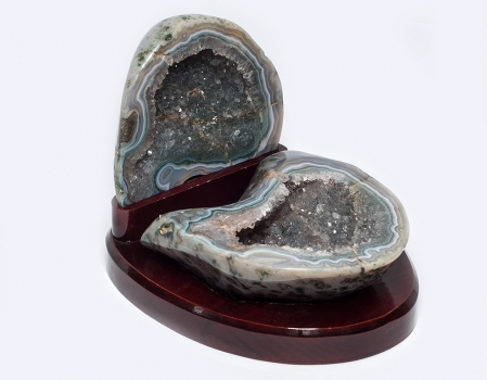 Agate nut, all sides polished, on wooden base, with fine crystal formation, 1780 grams