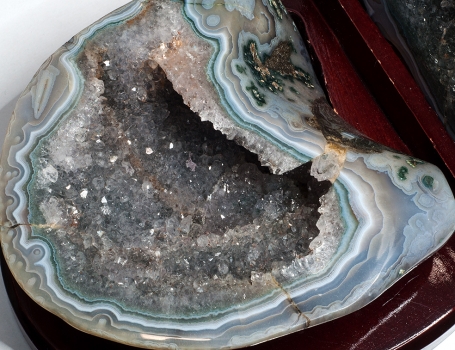 Agate nut, all sides polished, on wooden base, with fine crystal formation, 1780 grams