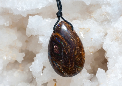 Boulder Opal am Band, 63 Carat