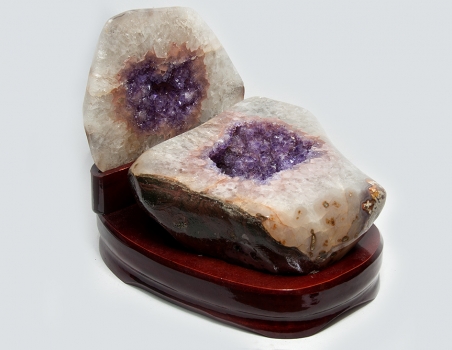 Agate nut, all sides polished, on wooden base, with fine crystal formation, 3700 grams