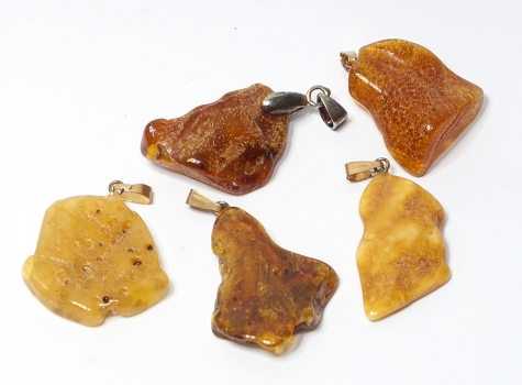 Amber pendant with eyelet