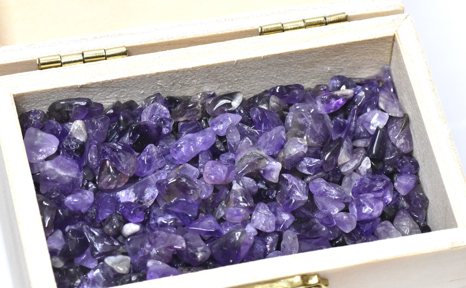 Amethyst loading stones, 200 grams in a wooden chest