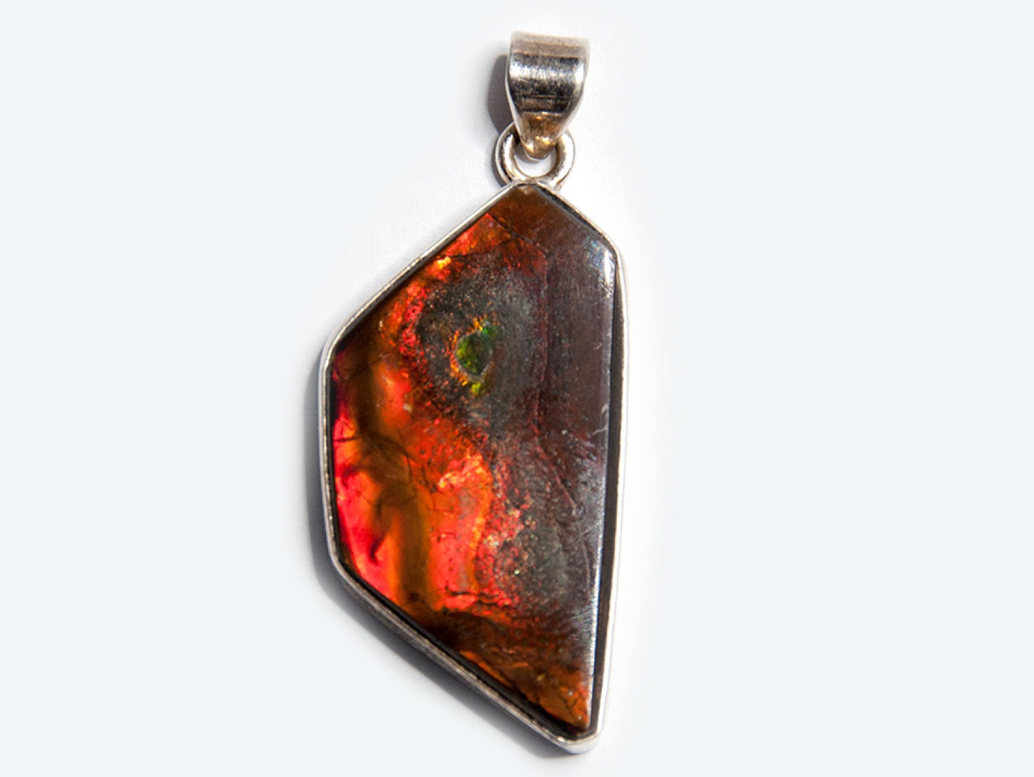 Ammolite pendant 34.6 carat, fire red! Set in silver