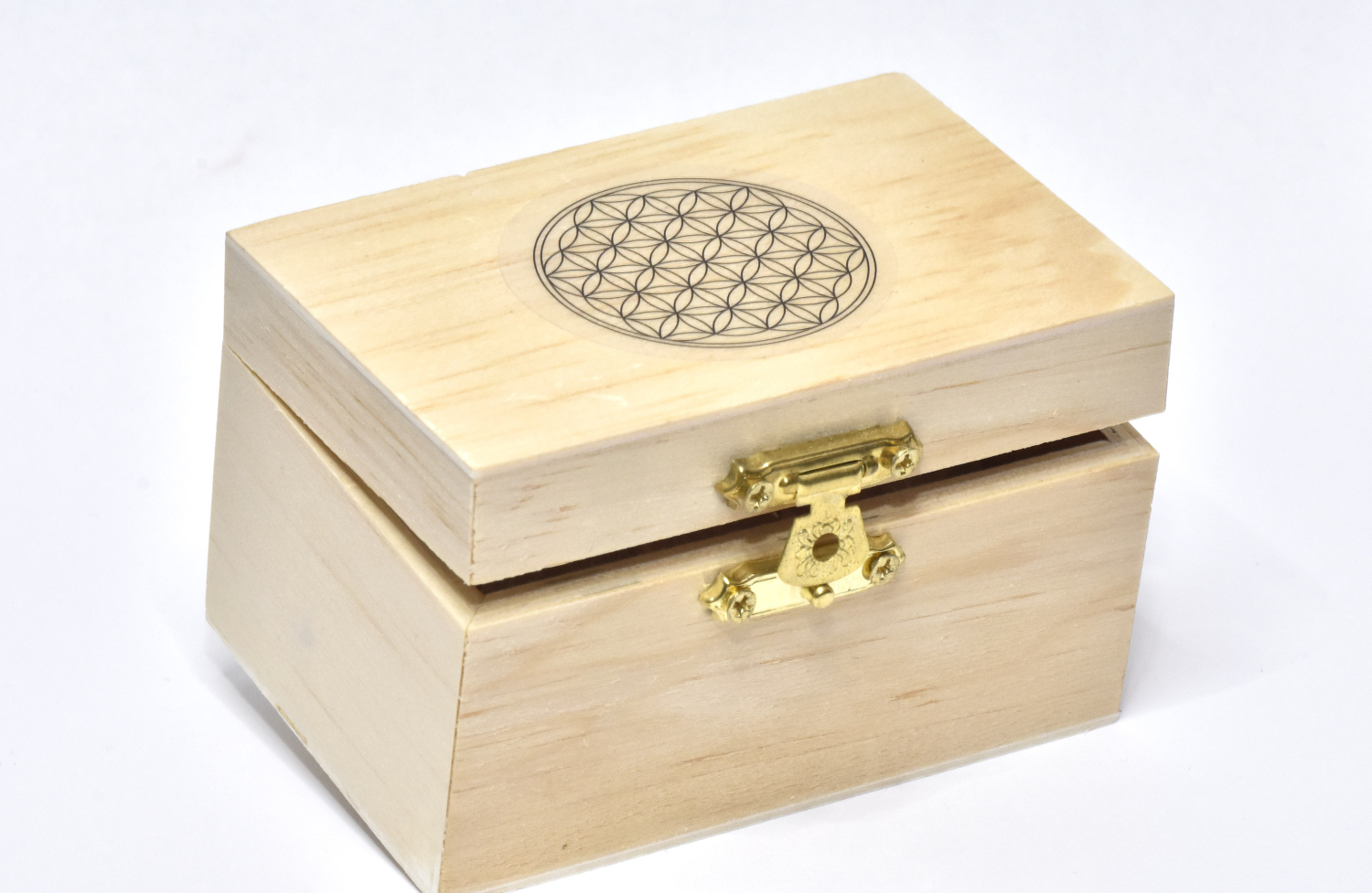 Rock crystal loading stones, 200 grams in a wooden chest